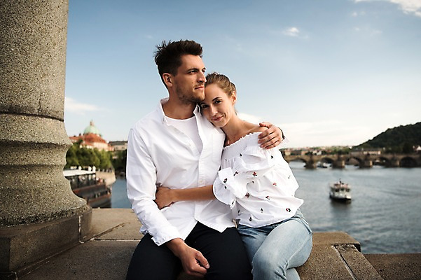 포토 JPG 주간 서양인 커플 응시 여자 남자 유럽 데이트 난간 안기 미소 앉기 상반신 20대 성인 야외 두명 앞모습 아웃포커스 강 체코 프라하 가교 어깨에손 국내포토 자연요소 외국인 건축물 시선 나라 뷰포인트 관계 모션 촬영기법 표정 사람 청년 파일형식