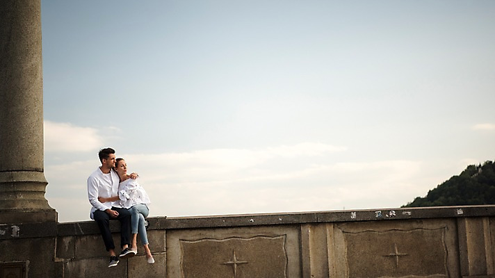 포토 JPG 주간 전신 서양인 커플 응시 여자 남자 유럽 데이트 난간 안기 미소 앉기 20대 성인 야외 두명 앞모습 아웃포커스 체코 프라하 가교 국내포토 자연요소 외국인 건축물 시선 나라 뷰포인트 관계 모션 촬영기법 표정 사람 청년 파일형식