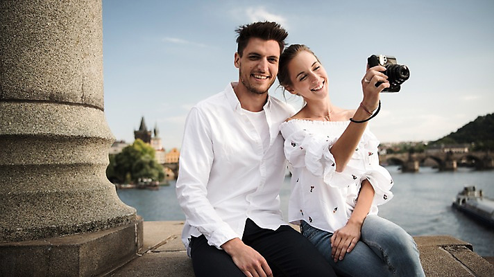 포토 JPG 주간 서양인 커플 여자 남자 유럽 데이트 난간 미소 들기 앉기 상반신 20대 성인 야외 두명 앞모습 아웃포커스 강 카메라 사진촬영 체코 프라하 가교 국내포토 자연요소 외국인 건축물 나라 뷰포인트 관계 모션 촬영기법 표정 사람 청년 전자제품 촬영 파일형식