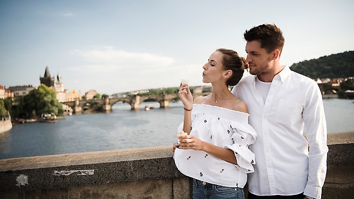포토 JPG 주간 서양인 커플 응시 여자 남자 유럽 데이트 난간 서기 미소 상반신 20대 성인 야외 두명 건물 앞모습 아웃포커스 강 기댐 비눗방울 체코 프라하 가교 국내포토 자연요소 외국인 건축물 시선 나라 뷰포인트 관계 모션 촬영기법 표정 사람 청년 파일형식