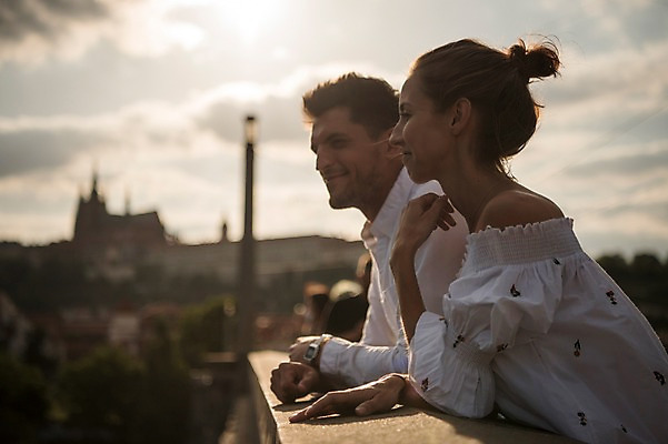 포토 JPG 주간 서양인 커플 응시 여자 남자 유럽 데이트 난간 서기 미소 상반신 20대 성인 야외 두명 건물 옆모습 아웃포커스 강 기댐 체코 프라하 가교 국내포토 자연요소 외국인 건축물 시선 나라 뷰포인트 관계 모션 촬영기법 표정 사람 청년 파일형식