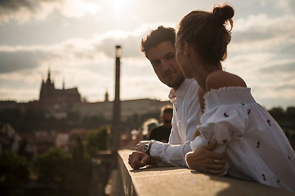 포토 JPG 주간 서양인 커플 여자 남자 유럽 데이트 난간 서기 미소 상반신 20대 성인 야외 두명 건물 옆모습 아웃포커스 강 마주보기 기댐 체코 프라하 가교 국내포토 자연요소 외국인 건축물 나라 뷰포인트 관계 모션 촬영기법 표정 사람 청년 파일형식