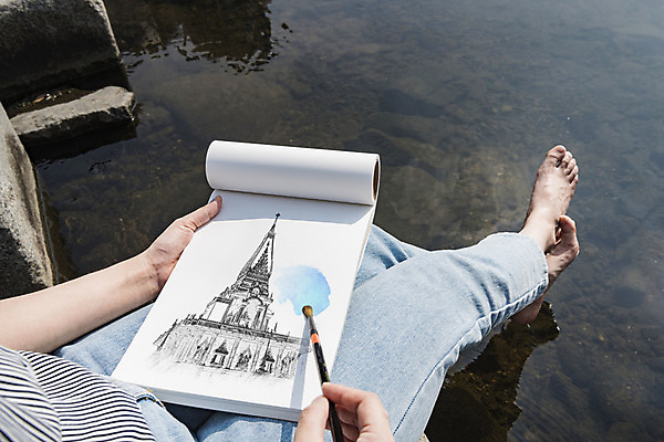 PSD 편집이미지 여자 수채화 한명 들기 성인 앞모습 신체부위 강 공책 붓 스케치 스케치북 드로잉 팔 목업 성인여자한명만 이미지편집 1 뷰포인트 모션 문구용품 학용품 미술 사람 여자한명만 성인여자만 파일형식