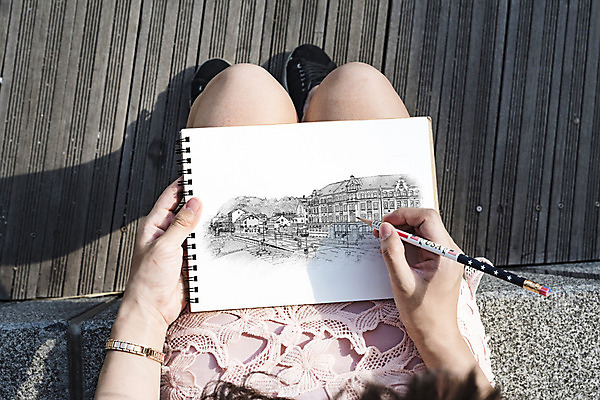 PSD 편집이미지 여자 한명 들기 앉기 성인 앞모습 신체부위 하이앵글 연필 공책 스케치 스케치북 드로잉 팔 목업 성인여자한명만 이미지편집 1 뷰포인트 모션 문구용품 학용품 미술 사람 필기구 여자한명만 성인여자만 파일형식