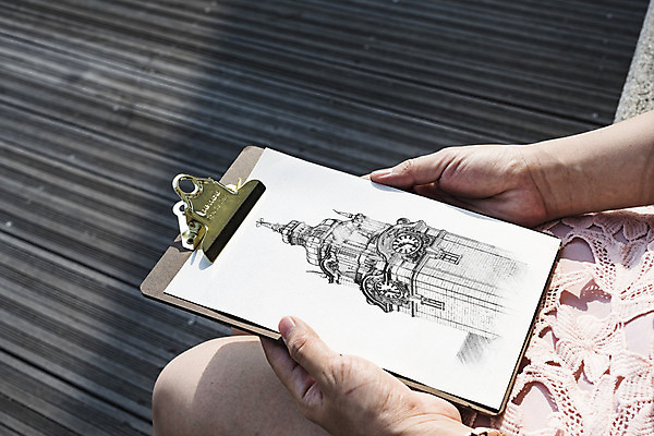 PSD 편집이미지 여자 한명 들기 앉기 성인 옆모습 신체부위 공책 스케치 스케치북 시계탑 드로잉 팔 목업 성인여자한명만 이미지편집 1 뷰포인트 모션 문구용품 학용품 미술 사람 탑 여자한명만 성인여자만 파일형식