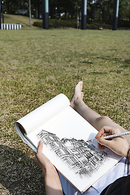 PSD 편집이미지 건축물 여자 한명 들기 앉기 잔디 성인 앞모습 신체부위 연필 공책 스케치 스케치북 드로잉 팔 목업 성인여자한명만 이미지편집 식물 1 건축 뷰포인트 모션 문구용품 학용품 미술 사람 필기구 여자한명만 성인여자만 파일형식