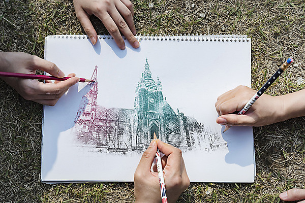 PSD 편집이미지 건축물 손 색연필 들기 잔디 신체부위 세명 연필 공책 양손 스케치 스케치북 드로잉 목업 이미지편집 식물 건축 모션 문구용품 학용품 미술 사람 필기구 파일형식