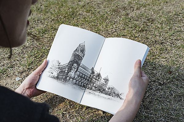 PSD 편집이미지 건축물 손 여자 한명 들기 잔디 성인 옆모습 신체부위 공책 양손 스케치 스케치북 드로잉 목업 성인여자한명만 이미지편집 식물 1 건축 뷰포인트 모션 문구용품 학용품 미술 사람 여자한명만 성인여자만 파일형식