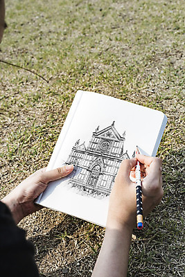 PSD 편집이미지 건축물 손 들기 잔디 신체부위 연필 공책 양손 스케치 스케치북 드로잉 목업 이미지편집 식물 건축 모션 문구용품 학용품 미술 사람 필기구 파일형식