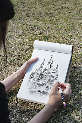 PSD 편집이미지 손 여자 한명 들기 잔디 성인 옆모습 신체부위 연필 공책 궁전 양손 스케치 스케치북 드로잉 목업 성인여자한명만 이미지편집 식물 1 뷰포인트 고건축 모션 문구용품 학용품 미술 사람 필기구 여자한명만 성인여자만 파일형식