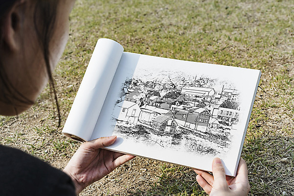 PSD 편집이미지 손 여자 한명 들기 잔디 성인 옆모습 신체부위 마을 공책 양손 스케치 스케치북 드로잉 목업 성인여자한명만 이미지편집 식물 1 뷰포인트 모션 문구용품 학용품 미술 사람 여자한명만 성인여자만 파일형식