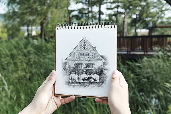 PSD 편집이미지 손 주택 들기 신체부위 공책 양손 스케치 스케치북 풀숲 드로잉 목업 이미지편집 모션 문구용품 학용품 미술 사람 건물 숲 파일형식