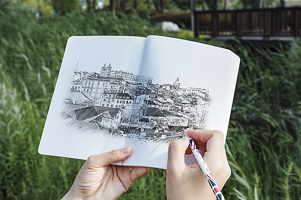 PSD 편집이미지 손 들기 신체부위 연필 마을 공책 양손 스케치 스케치북 풀숲 드로잉 목업 이미지편집 모션 문구용품 학용품 미술 사람 필기구 숲 파일형식