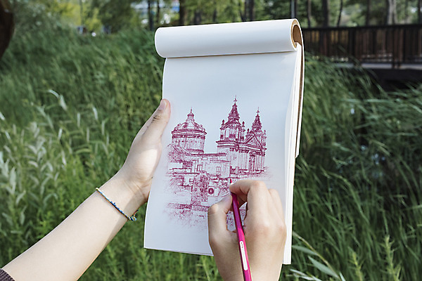 PSD 편집이미지 건축물 손 색연필 들기 신체부위 공책 양손 스케치 스케치북 풀숲 드로잉 목업 이미지편집 건축 모션 문구용품 학용품 미술 사람 숲 파일형식