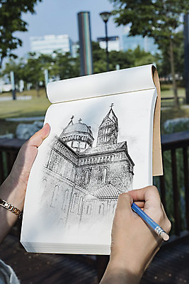 PSD 편집이미지 건축물 손 공원 들기 신체부위 연필 공책 양손 스케치 스케치북 드로잉 목업 이미지편집 공공시설 건축 모션 문구용품 학용품 미술 사람 필기구 파일형식