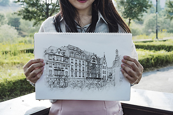 PSD 나무 편집이미지 건축물 여자 한명 들기 잔디 상반신 성인 앞모습 신체부위 공책 스케치 스케치북 드로잉 목업 성인여자한명만 이미지편집 식물 1 건축 뷰포인트 모션 문구용품 학용품 미술 사람 여자한명만 성인여자만 파일형식