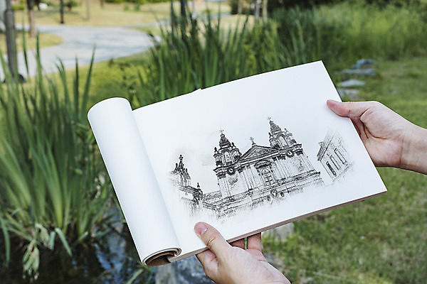 PSD 편집이미지 손 공원 들기 잔디 신체부위 공책 양손 스케치 스케치북 드로잉 목업 이미지편집 식물 공공시설 모션 문구용품 학용품 미술 사람 파일형식