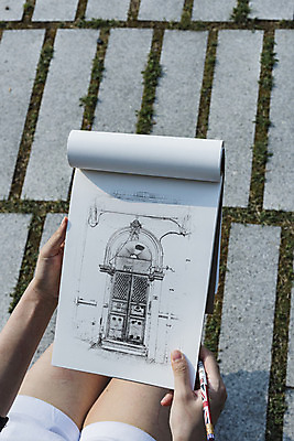 PSD 편집이미지 손 들기 신체부위 문 공책 양손 돌_바위 스케치 스케치북 드로잉 목업 이미지편집 모션 문구용품 학용품 미술 사람 파일형식