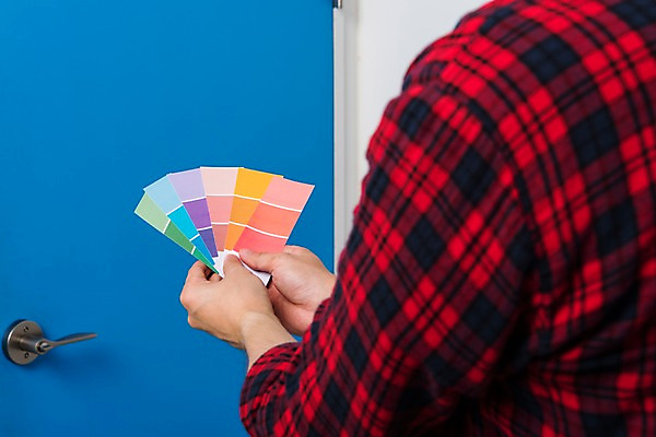 포토 JPG 남자 한명 들기 상반신 성인 뒷모습 신체부위 30대 파란색 인테리어 문 DIY 셀프 컬러리스트 성인남자한명만 국내포토 컬러칩 직업 1 디자인 뷰포인트 컬러 모션 사람 취미 장년 남자한명만 성인남자만 파일형식