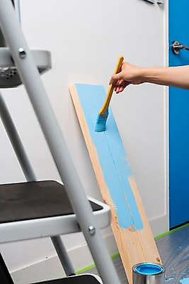 포토 JPG 나무 손 하늘색 사다리 목재 아웃포커스 신체부위 인테리어 문 페인트 페인트칠 페인트붓 DIY 셀프 국내포토 식물 디자인 재료 페인팅 촬영기법 사람 취미 파란색 도구 붓 파일형식