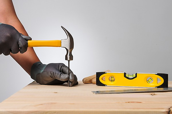 포토 JPG 나무 손 자 들기 목재 신체부위 인테리어 공구 못 망치 DIY 셀프 수평계 국내포토 식물 디자인 재료 모션 문구용품 사람 취미 도구 파일형식