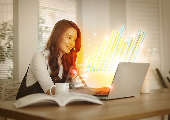 PSD 편집 편집이미지 여자 그래프 한명 웃음 상반신 20대 성인 책 노트북 디지털 한국인 머그컵 비즈니스우먼 책상 홀로그램 성인여자한명만 이미지편집 1 가구 비즈니스 표정 사람 동양인 청년 컵 전자제품 직장인 여자한명만 성인여자만 파일형식