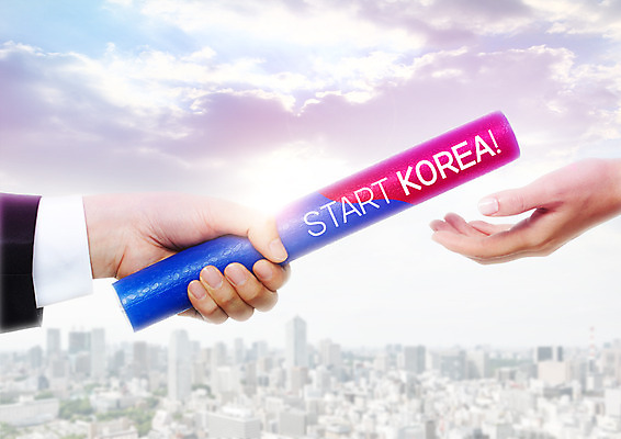 PSD 구름 편집 편집이미지 손 하늘 새출발 한손 한국 빌딩 두명 신체부위 노을 도시 계주 바톤터치 배턴 이미지편집 자연요소 아시아 스포츠용품 새로움 사람 건물 육상스포츠 출발 파일형식