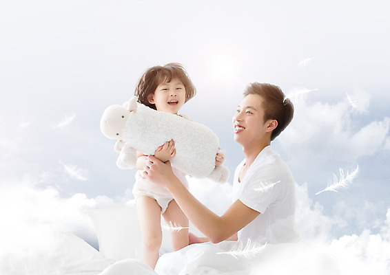 PSD 구름 편집 편집이미지 여자 남자 딸 어린이 가족 하늘 웃음 상반신 20대 성인 두명 한국인 아빠 깃털 양인형 부녀 이미지편집 자연요소 인형 관계 표정 사람 동양인 청년 파일형식
