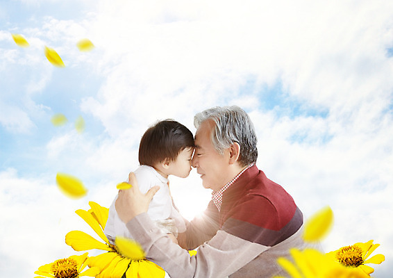 PSD 구름 편집 편집이미지 할아버지 노년 남자 가족 하늘 해바라기 손녀 상반신 성인 두명 옆모습 한국인 아기 60대 손주 이마맞대기 이미지편집 자연요소 여자 꽃 뷰포인트 관계 사람 동양인 얼굴맞대기 파일형식