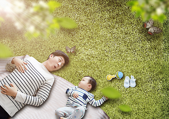 PSD 편집 편집이미지 남자 아들 나비 가족 나뭇잎 잔디 상반신 성인 두명 30대 눕기 마주보기 한국인 육아 아기 아빠 딸랑이 아기양말 부자지간 남자만 남성육아휴직 육아대디 싱글대디 한부모가족 이미지편집 식물 곤충 잎 관계 모션 사람 동양인 장년 아기용품 파일형식 육아휴직