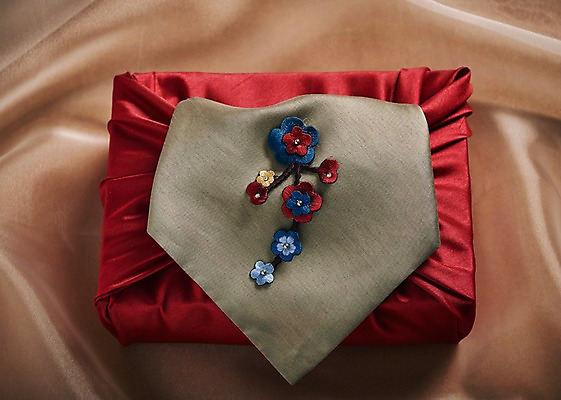 포토 JPG 스튜디오촬영 전통 명절 전통소품 실내 선물 사람없음 추석 천 자수 브로치 추석선물 국내포토 기념일 장신구 내부 직물 오브젝트 파일형식 명절선물