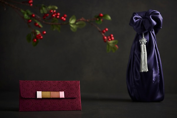 포토 JPG 스튜디오촬영 전통 명절 열매 포장 편지봉투 전통소품 실내 선물 사람없음 아웃포커스 추석 나뭇가지 천 추석선물 국내포토 나무 식물 기념일 봉투 촬영기법 내부 직물 편지 오브젝트 파일형식 명절선물