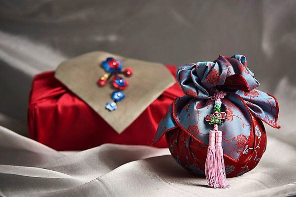 포토 JPG 스튜디오촬영 전통 명절 포장 전통소품 실내 선물 사람없음 아웃포커스 추석 천 노리개 추석선물 국내포토 기념일 촬영기법 내부 직물 오브젝트 파일형식 명절선물