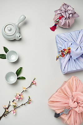 포토 JPG 스튜디오촬영 전통 명절 꽃 포장 주전자 나뭇잎 전통소품 실내 선물 사람없음 추석 나뭇가지 찻잔 천 노리개 추석선물 플랫레이 국내포토 나무 식물 기념일 잎 주방용품 잔 내부 직물 플랫 오브젝트 파일형식 명절선물