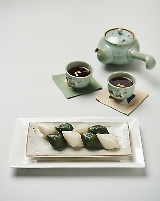 포토 JPG 스튜디오촬영 전통 그릇 명절 주전자 전통소품 실내 사람없음 아웃포커스 추석 찻잔 송편 명절음식 국내포토 식기 기념일 음식 주방용품 잔 떡 촬영기법 내부 오브젝트 파일형식