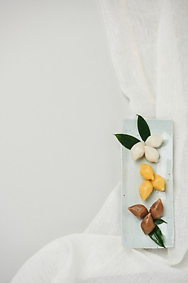 포토 JPG 스튜디오촬영 전통 접시 명절 나뭇잎 전통소품 실내 사람없음 하이앵글 추석 천 송편 명절음식 플랫레이 국내포토 식기 기념일 음식 뷰포인트 잎 떡 내부 직물 플랫 오브젝트 파일형식