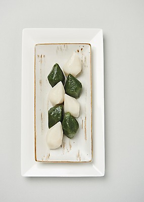 포토 JPG 스튜디오촬영 전통 접시 명절 전통소품 실내 사람없음 하이앵글 추석 송편 명절음식 플랫레이 국내포토 식기 기념일 음식 뷰포인트 떡 내부 플랫 오브젝트 파일형식