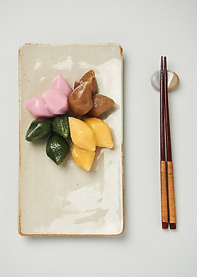 포토 JPG 스튜디오촬영 전통 접시 명절 젓가락 전통소품 실내 사람없음 하이앵글 추석 송편 명절음식 플랫레이 국내포토 식기 기념일 음식 뷰포인트 떡 수저 내부 플랫 오브젝트 파일형식