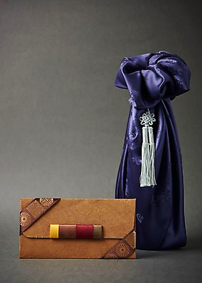 포토 JPG 스튜디오촬영 전통 명절 포장 편지봉투 전통소품 실내 선물 사람없음 추석 노리개 추석선물 국내포토 기념일 봉투 내부 편지 오브젝트 파일형식 명절선물