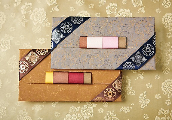 포토 JPG 스튜디오촬영 전통 명절 편지봉투 전통소품 실내 사람없음 추석 천 자수 국내포토 기념일 봉투 내부 직물 편지 오브젝트 파일형식