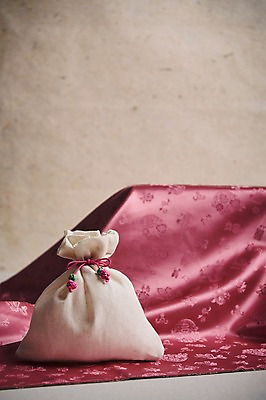 포토 JPG 스튜디오촬영 전통 명절 전통소품 실내 사람없음 아웃포커스 추석 주머니 천 국내포토 기념일 촬영기법 내부 직물 오브젝트 파일형식