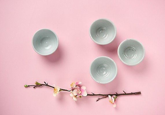 포토 JPG 스튜디오촬영 전통 명절 꽃 전통소품 실내 사람없음 하이앵글 추석 나뭇가지 찻잔 플랫레이 국내포토 나무 식물 기념일 뷰포인트 잔 내부 플랫 오브젝트 파일형식