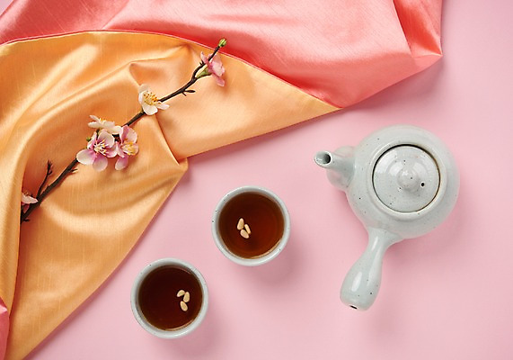 포토 JPG 스튜디오촬영 전통 명절 꽃 주전자 전통소품 실내 사람없음 추석 나뭇가지 차 찻잔 천 국내포토 나무 식물 기념일 음료 주방용품 잔 내부 직물 오브젝트 파일형식