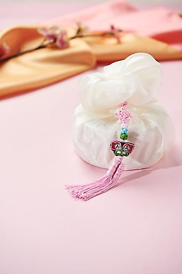 포토 JPG 스튜디오촬영 전통 명절 전통소품 실내 사람없음 아웃포커스 추석 나뭇가지 주머니 천 노리개 천국 국내포토 나무 기념일 촬영기법 내부 직물 오브젝트 파일형식