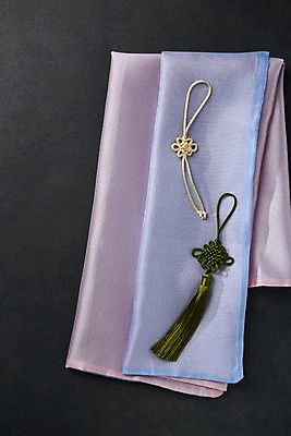 포토 JPG 스튜디오촬영 전통 명절 전통소품 실내 사람없음 하이앵글 추석 천 노리개 국내포토 기념일 뷰포인트 내부 직물 오브젝트 파일형식