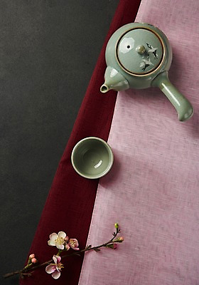 포토 JPG 스튜디오촬영 전통 명절 꽃 주전자 전통소품 실내 사람없음 하이앵글 추석 나뭇가지 찻잔 천 플랫레이 국내포토 나무 식물 기념일 뷰포인트 주방용품 잔 내부 직물 플랫 오브젝트 파일형식