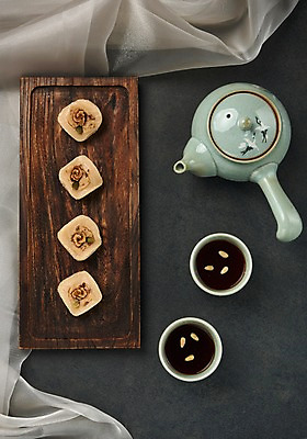 포토 JPG 스튜디오촬영 전통 그릇 명절 주전자 전통소품 실내 사람없음 추석 차 찻잔 천 다과 플랫레이 국내포토 식기 기념일 음료 주방용품 디저트 잔 내부 직물 플랫 오브젝트 파일형식