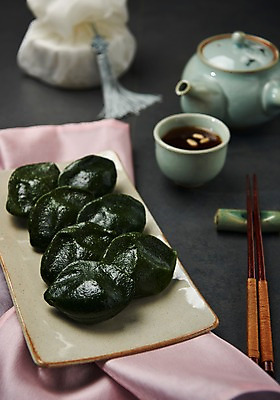 포토 JPG 스튜디오촬영 전통 명절 젓가락 주전자 전통소품 실내 사람없음 추석 차 주머니 찻잔 천 노리개 송편 명절음식 국내포토 기념일 음료 음식 주방용품 잔 떡 수저 내부 직물 오브젝트 파일형식