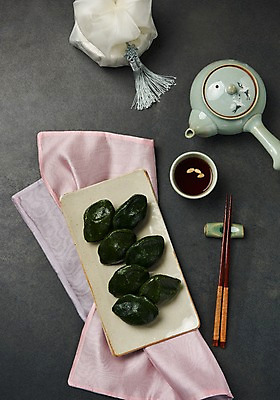 포토 JPG 스튜디오촬영 전통 그릇 명절 젓가락 주전자 전통소품 실내 사람없음 하이앵글 추석 차 주머니 찻잔 천 송편 명절음식 국내포토 식기 기념일 음료 음식 뷰포인트 주방용품 잔 떡 수저 내부 직물 오브젝트 파일형식