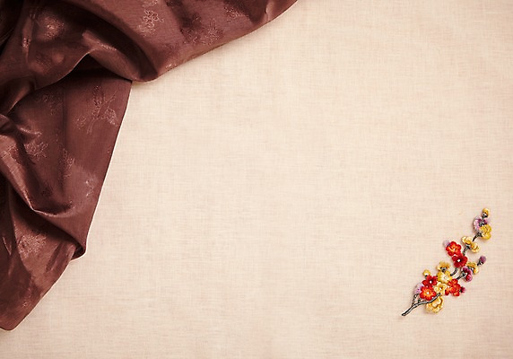 포토 JPG 스튜디오촬영 전통 명절 꽃 백그라운드 프레임 전통소품 실내 사람없음 추석 천 자수 브로치 국내포토 식물 기념일 장신구 내부 직물 오브젝트 파일형식